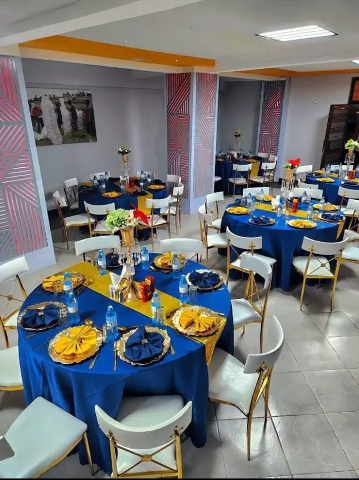 Round tables in blue and gold